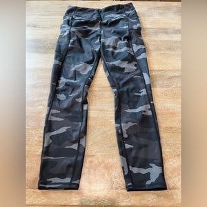 Athleta Black Camo leggings with hidden zip starch pockets, Size small